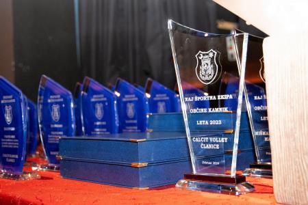 Naj športniki Kamnika za leto 2023 Lovro Planko in Maruša Mišmaš Zrimšek ter ekipa odbojkaric Calcit Volleya (2)